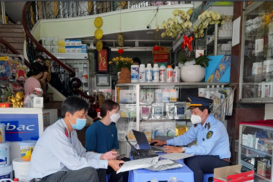 Tiền Giang: Xử phạt hai hộ kinh doanh bán thức ăn chăn nuôi kém chất lượng
