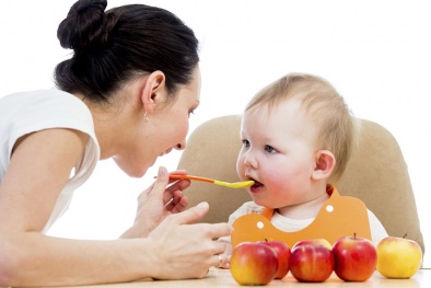 Trẻ dưới 3 tuổi nên tránh một số loại thực phẩm để không gây hại cho dạ dày