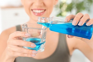 Lý do không nên dùng nước súc miệng sau khi đánh răng