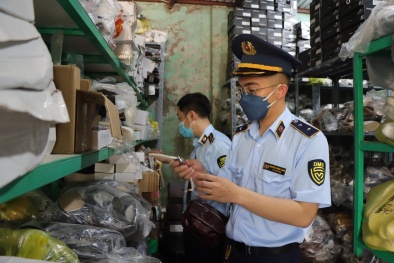 Triệt phá kho hàng livestream khủng, thu giữ hàng chục nghìn sản phẩm nghi là hàng giả