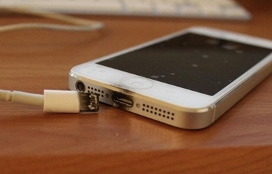 Dùng điện thoại khi đang sạc bị phát nổ, nam thanh niên cháy sém cơ thể