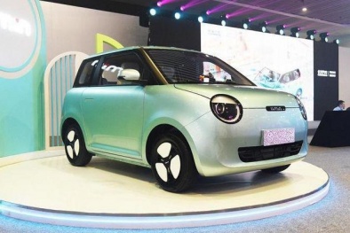 Mẫu ô tô điện mini ngoại hình bắt mắt giá 108 triệu, có thể di chuyển 300km