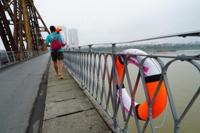 Chuyện về những người đặc biệt phía sau hàng loạt phao cứu sinh gắn trên cầu ở Hà Nội