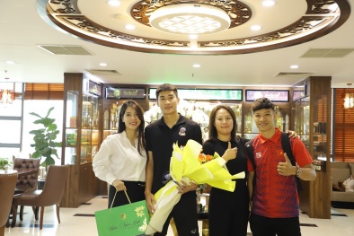 Sâm Ngọc Linh TuMơRông Kontum tặng quà 'người hùng' Nhâm Mạnh Dũng