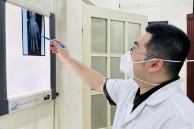 Dập nát tay do dùng điện thoại đang sạc