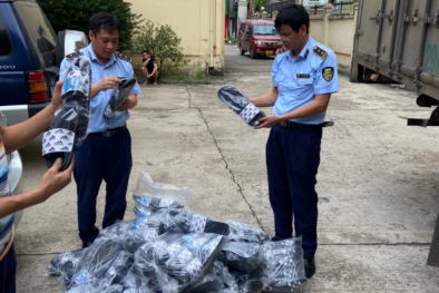 Lượng lớn đôi dép nhựa giả mạo nhãn hiệu bị tịch thu