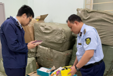 Tạm giữ lượng lớn đôi dép nhập lậu và hàng hóa giả mạo nhãn hiệu