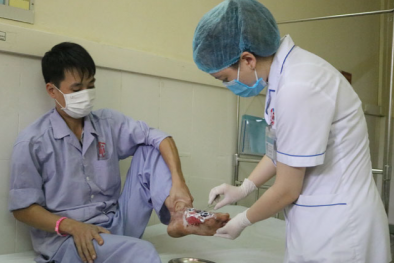 Nhiễm trùng bàn chân nghiêm trọng do tin lời thầy lang chữa bỏng
