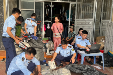 Hà Giang thu giữ giày giả mạo nhãn hiệu cùng hàng tấn vải nhập lậu