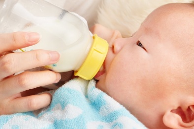 Sặc sữa, bé trai 9 tháng tuổi bị tím tái, ngưng thở
