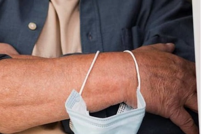 Chuyên gia cảnh báo: Đeo khẩu trang ở cằm, khuỷu tay tiềm ẩn nhiều hiểm họa