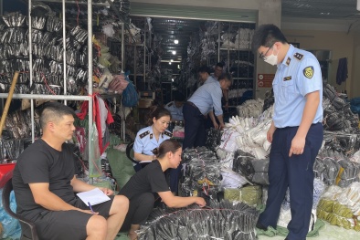 Thu giữ 5.300 sản phẩm quần áo không có nhãn hàng hóa