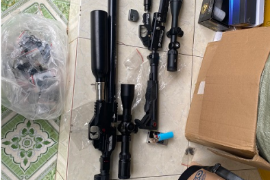 Thu giữ kiện hàng chứa linh kiện súng săn, sừng linh dương không rõ nguồn gốc