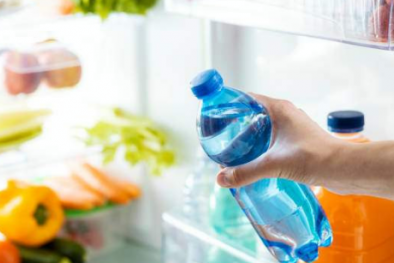 Cảnh báo: Tái sử dụng chai nhựa đựng nước để trong tủ lạnh tiềm ẩn nhiều rủi ro 
