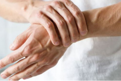 Nhiễm trùng nặng sau khi đắp lá thuốc chữa viêm khớp