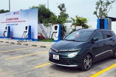 VinFast và PVOIL đưa trạm sạc xe điện tại cây xăng đầu tiên vào hoạt động