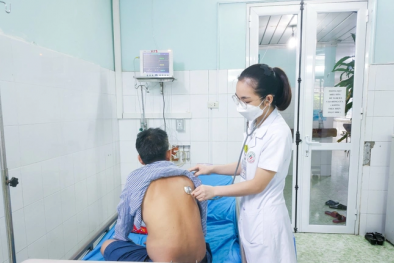 Người đàn ông bị ngộ độc nặng sau khi hút thuốc lá điện tử bơm tinh dầu