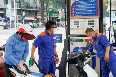 Sau thời gian tăng sốc, giá xăng có xu hướng giảm mạnh