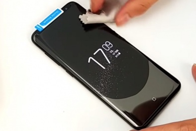 Nhiều smartphone Samsung ‘chết’ cảm ứng khi dán keo UV