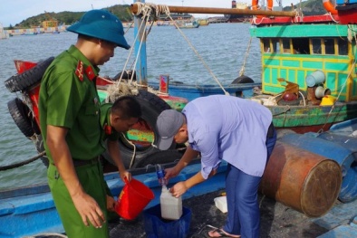 Quảng Bình: Phát hiện 2 tàu cá chở 7000 lít dầu Diesel không rõ nguồn gốc