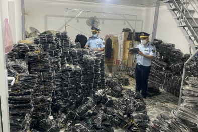 Thu giữ hơn 5.000 sản phẩm quần, áo không rõ nguồn gốc tại Đắk Lắk