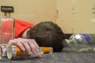 Hiểm hoạ khôn lường khi uống rượu pha chế từ cồn công nghiệp 