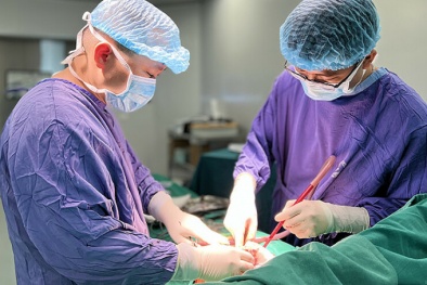 Ngực biến dạng nghiêm trọng sau khi tiêm filer không rõ nguồn gốc