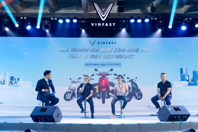 Khách hàng hào hứng trải nghiệm phần mềm mới trên xe máy điện VinFast