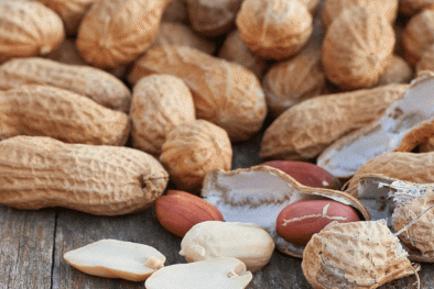 Ăn lạc sai cách có thể gây ảnh hưởng tới dạ dày, thiếu cân bằng omega