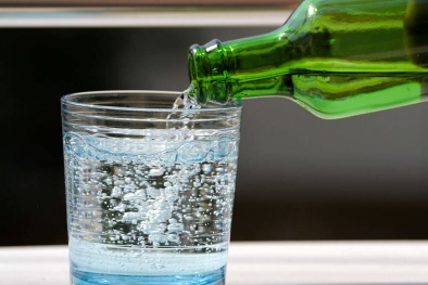 Dùng nước có ga nhiều gây hại men răng, tăng nguy cơ mắc bệnh tim mạch