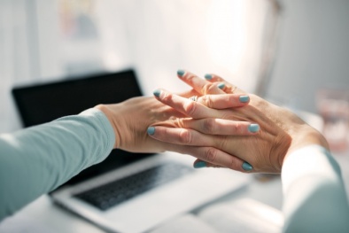 Dùng nhiều máy tính, điện thoại nguy cơ mắc vấn đề về xương khớp nghiêm trọng