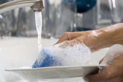 Tác hại khi dùng nước rửa bát sai, cách lựa chọn và dùng đúng chuẩn an toàn