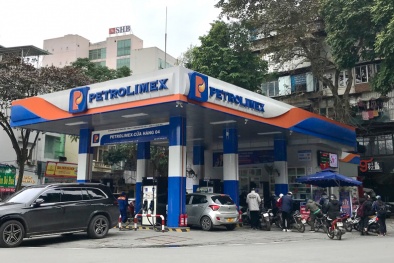 QLTT Hà Nội tăng cường kiểm soát các cửa hàng bán lẻ xăng dầu dịp lễ 2/9