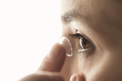 Tái sử dụng kính áp tròng nhiều lần có nguy cơ gây mù lòa