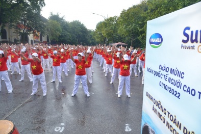 Vinamilk đồng hành cùng hàng ngàn người cao tuổi đồng diễn thể dục dưỡng sinh tại Hà Nội