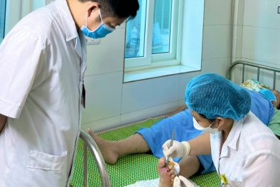 Tự đắp thuốc lá chữa đái tháo đường dẫn đến phải tháo bỏ ngón chân