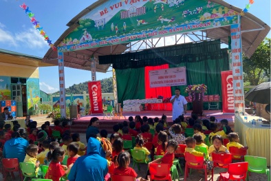 Tuyên truyền chăm sóc sức khỏe cho gần 500 em học sinh và người dân huyện Điện Biên Đông