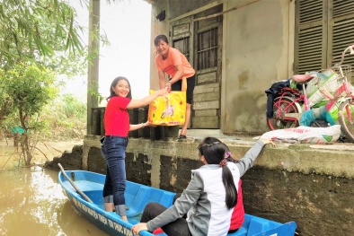 Tặng 400 phần quà trị giá hơn 1,2 tỷ đồng hỗ trợ khẩn cấp người dân miền Trung chịu thiệt hại do thiên tai 