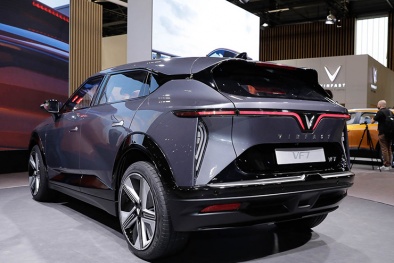 Đây là mẫu xe ô tô điện Vinfast VF7 được trưng bay tại Pháp