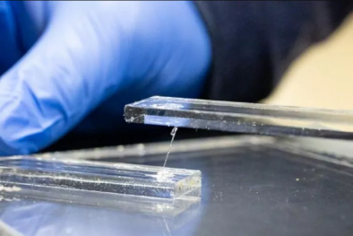 Phát triển loại keo siêu chắc có thể chịu trọng lượng hơn 100 kg từ nhựa gia dụng 