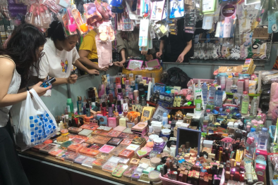 Nước hoa giả 'đội lốt' hàng chính hãng, khách hàng 'cầm dao đằng lưỡi'