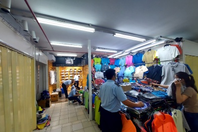 Thu giữ lượng lớn hàng nhái tại 'thiên đường mua sắm' Sài Gòn Square