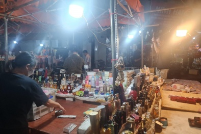 Hàng nhái, hàng giả 'tung hoành' phố đêm tại Hà Nội
