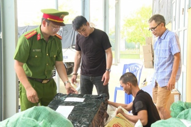 Huế: Thu giữ số lượng lớn quần áo, giày dép không rõ nguồn gốc