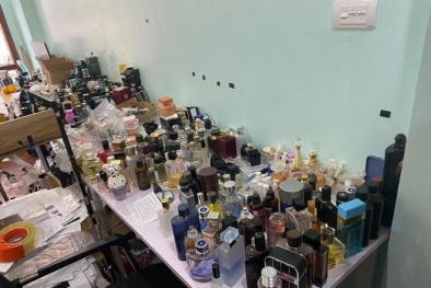 Tạm giữ hơn 1.000 lọ nước hoa không rõ nguồn gốc tại một tổng kho Hà Nội