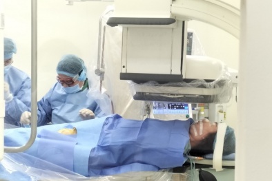 Cứu sống du khách Campuchia đột quỵ do vỡ phình mạch não