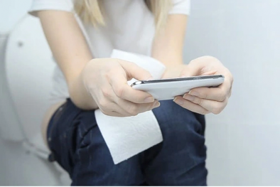 Chuyên gia cảnh báo: Dùng điện thoại khi đi vệ sinh tác hại không ngờ