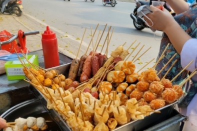 Xiên bẩn, bánh kẹo không rõ nguồn gốc bủa vây trường học