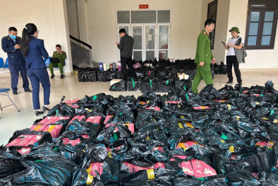 Vận chuyển hơn 2.000 chai rượu ngoại nhập lậu ‘nguỵ trang’ trên xe thư báo