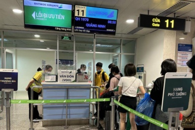 Nghiêm túc kiểm soát giấy tờ tùy thân của khách ở cửa ra máy bay